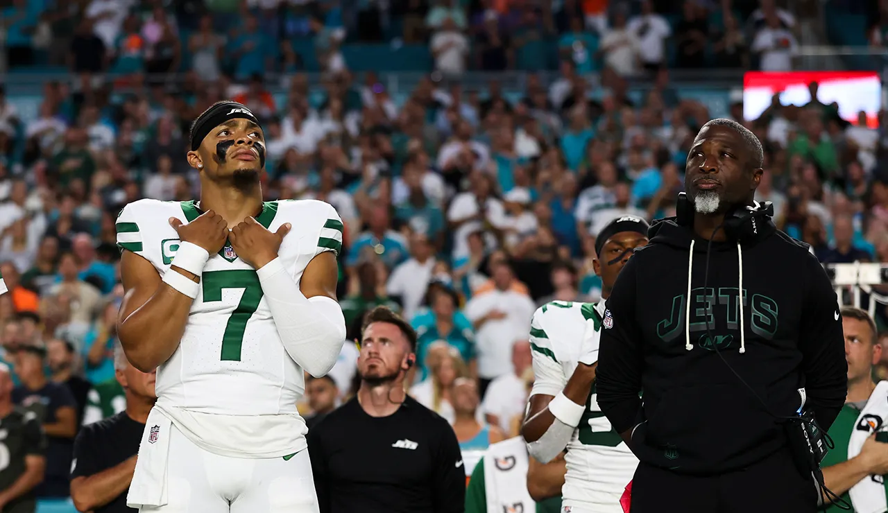 Jets' quarterback situation takes bizarre turn days after Aaron Glenn's tense back-and-forth with media