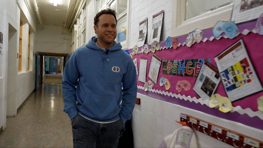 Olly Murs surprises community group for London dads