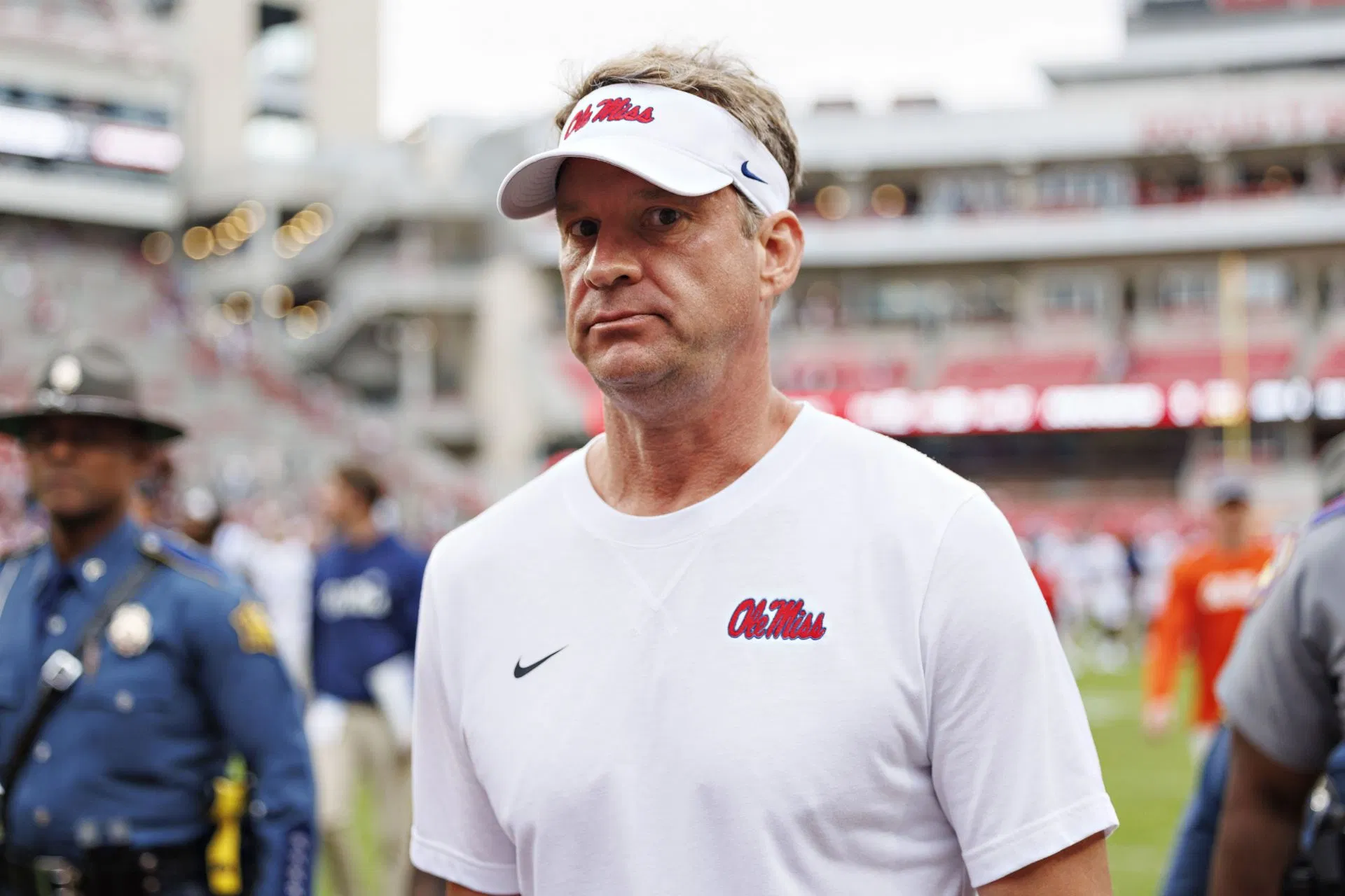 "That's brutal" "This is GOLD": Oklahoma fans teasing Lane Kiffin with wild Gator gesture from stands has CFB world in stitches