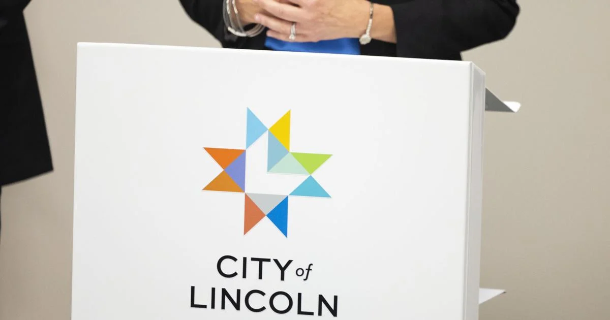 Lincoln City Council considers upper managers labor contract