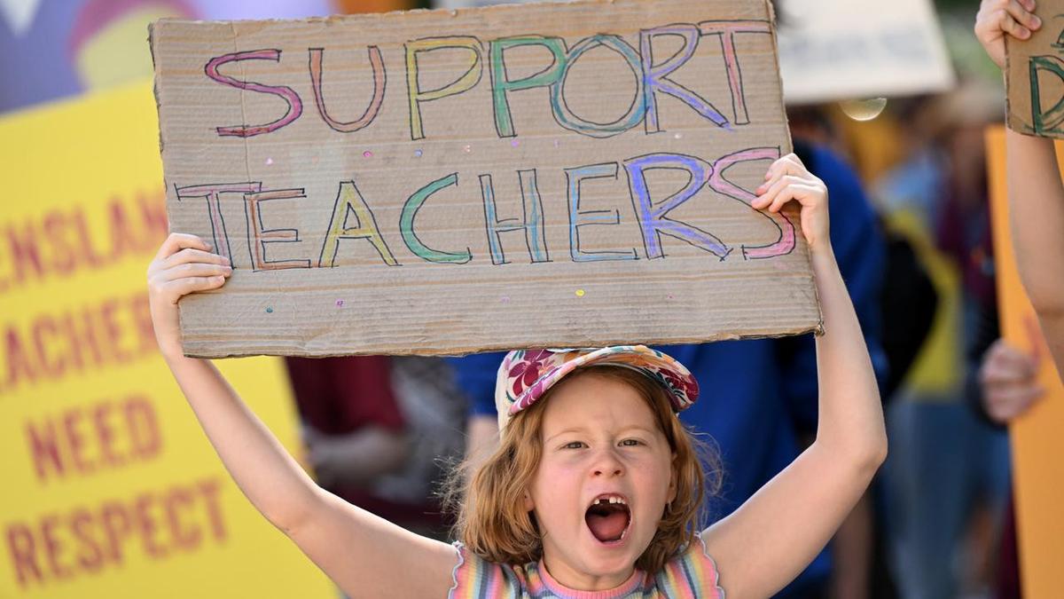 Teachers offered hefty pay rise and reduced workloads