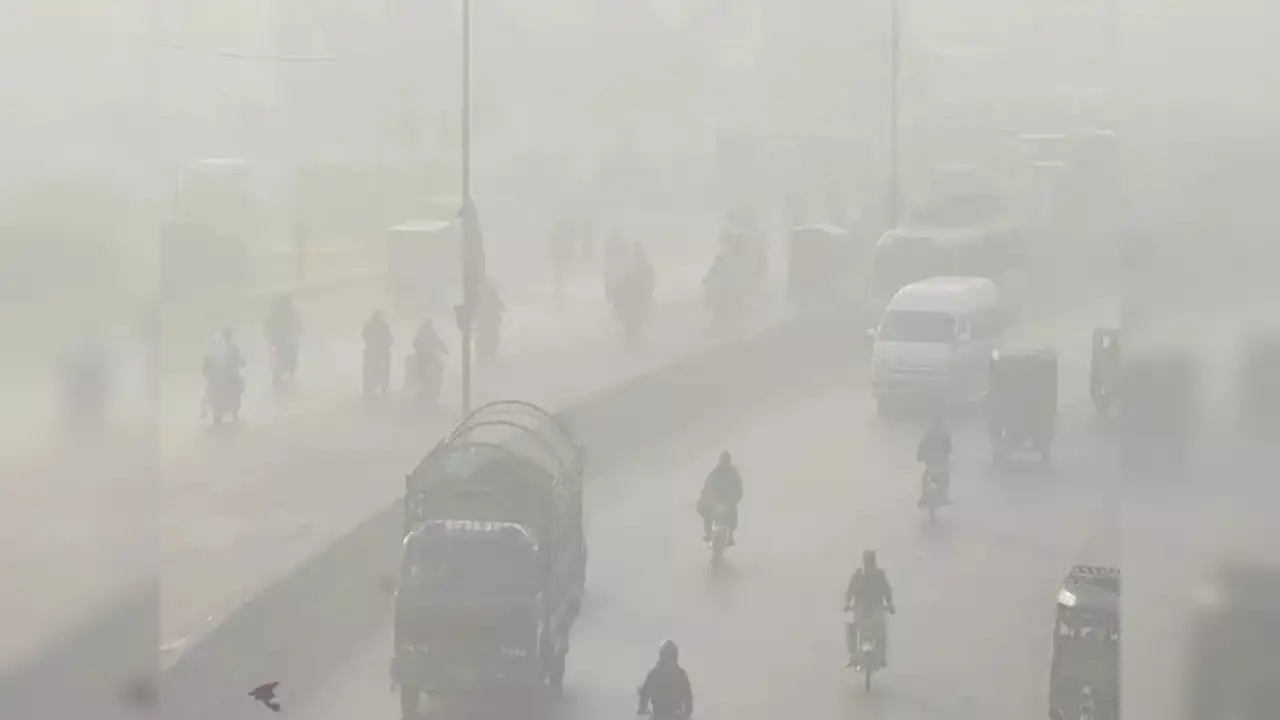 Lahore Chokes Under Smog, Records AQI of 412 — World's Most Polluted City Yet Again
