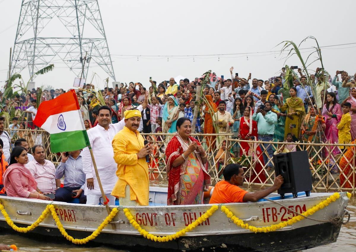 President Droupadi Murmu, Delhi CM Rekha Gupta join Chhath celebrations