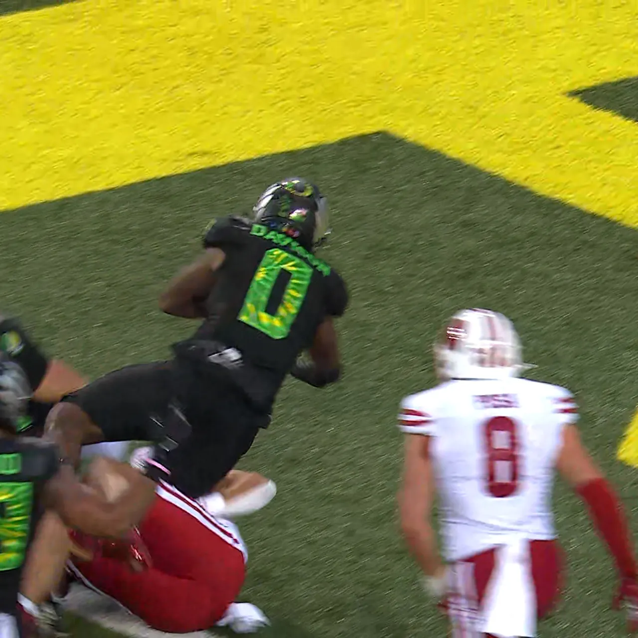 Jordon Davison rushes for three-yard TD to give Oregon a 7-0 lead over Wisconsin