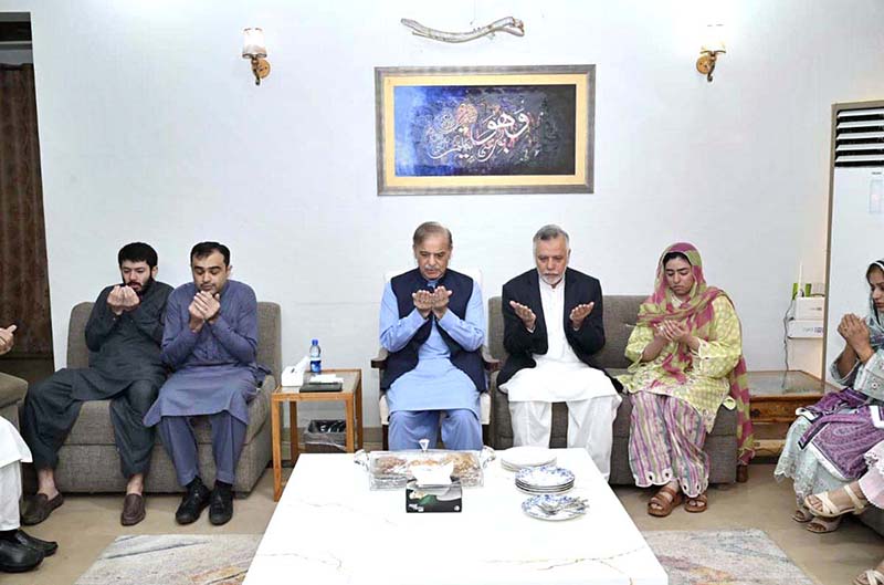 Prime Minister Muhammad Shehbaz Sharif offers Fateha and extends condolences on the death of wife of Mian Marghoob Ahmad, Senior Leader of PML-N