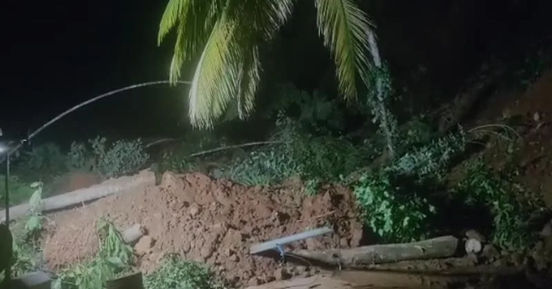 അടിമാലിയില് മണ്ണിടിഞ്ഞു വീണ് വീടിനുളളില് ദമ്പതികള് കുടുങ്ങി, രക്ഷാപ്രവര്ത്തനം പുരോഗമിക്കുന്നു