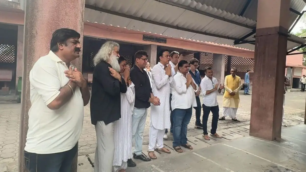 Heartbreaking Video! Sarabhai Vs Sarabhai Cast Give Emotional Goodbye To Satish Shah By Crooning Show's Title Track At His Funeral