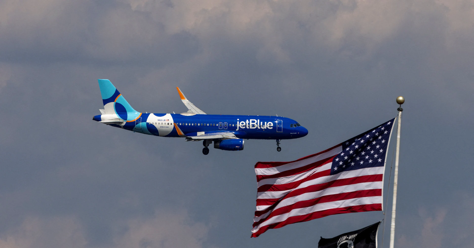 JetBlue posts smaller-than-expected loss on strong premium demand, cost controls