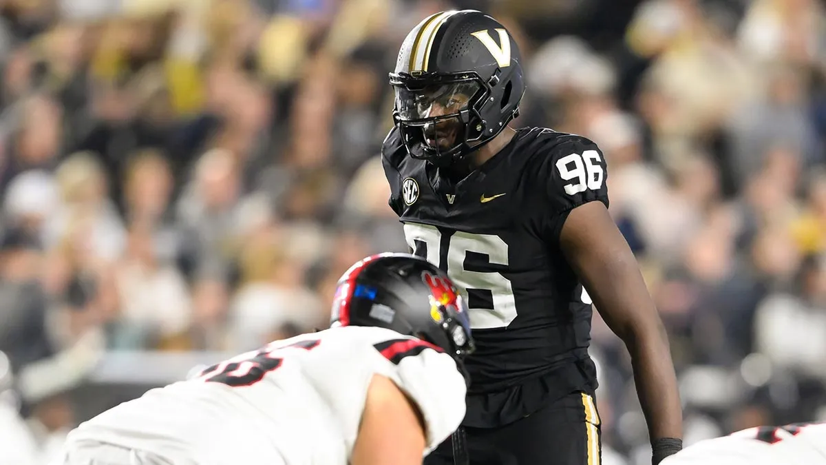 Senior Vanderbilt edge rusher exits Missouri game with injury