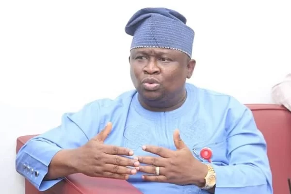 Power Outage : Sen. Adeola Unveils 12-Point Plan for Ogun West, Distributes Transformers