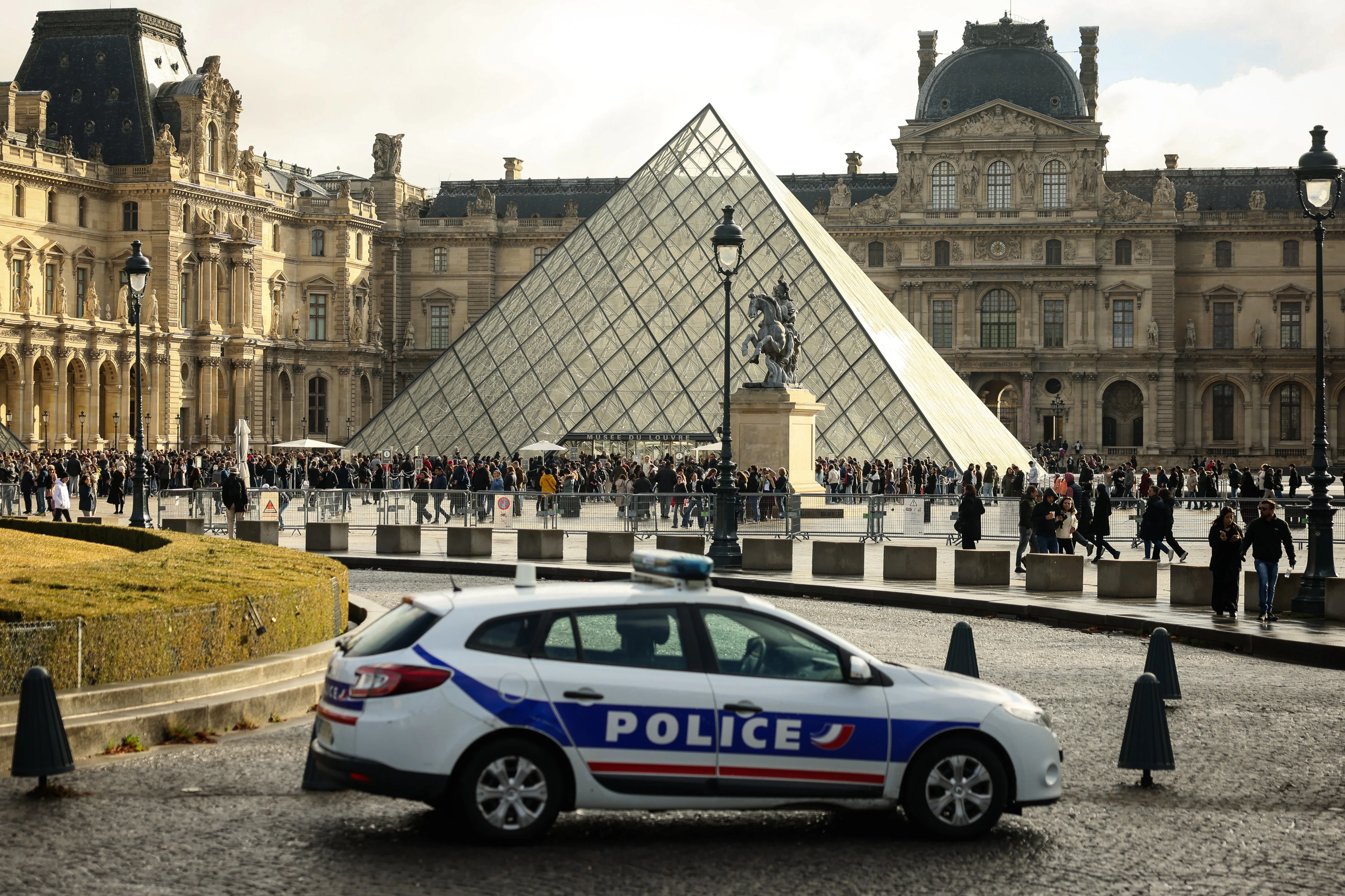 Investigators arrest 2 suspects in Louvre jewel heist
