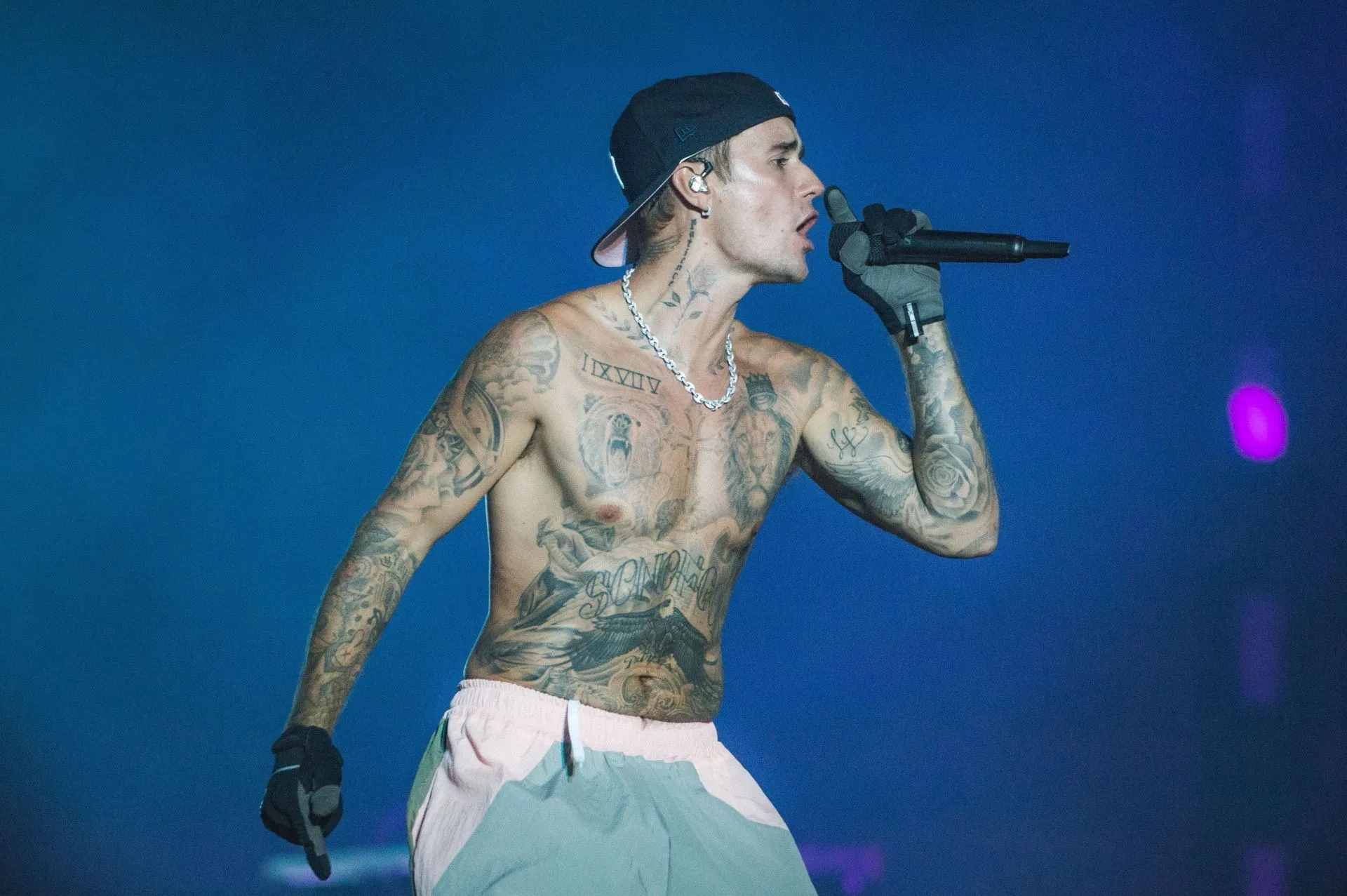 “He became 22 again”: Netizens react as Justin Bieber debuts clean-shaven look while attending Dijon’s San Diego concert