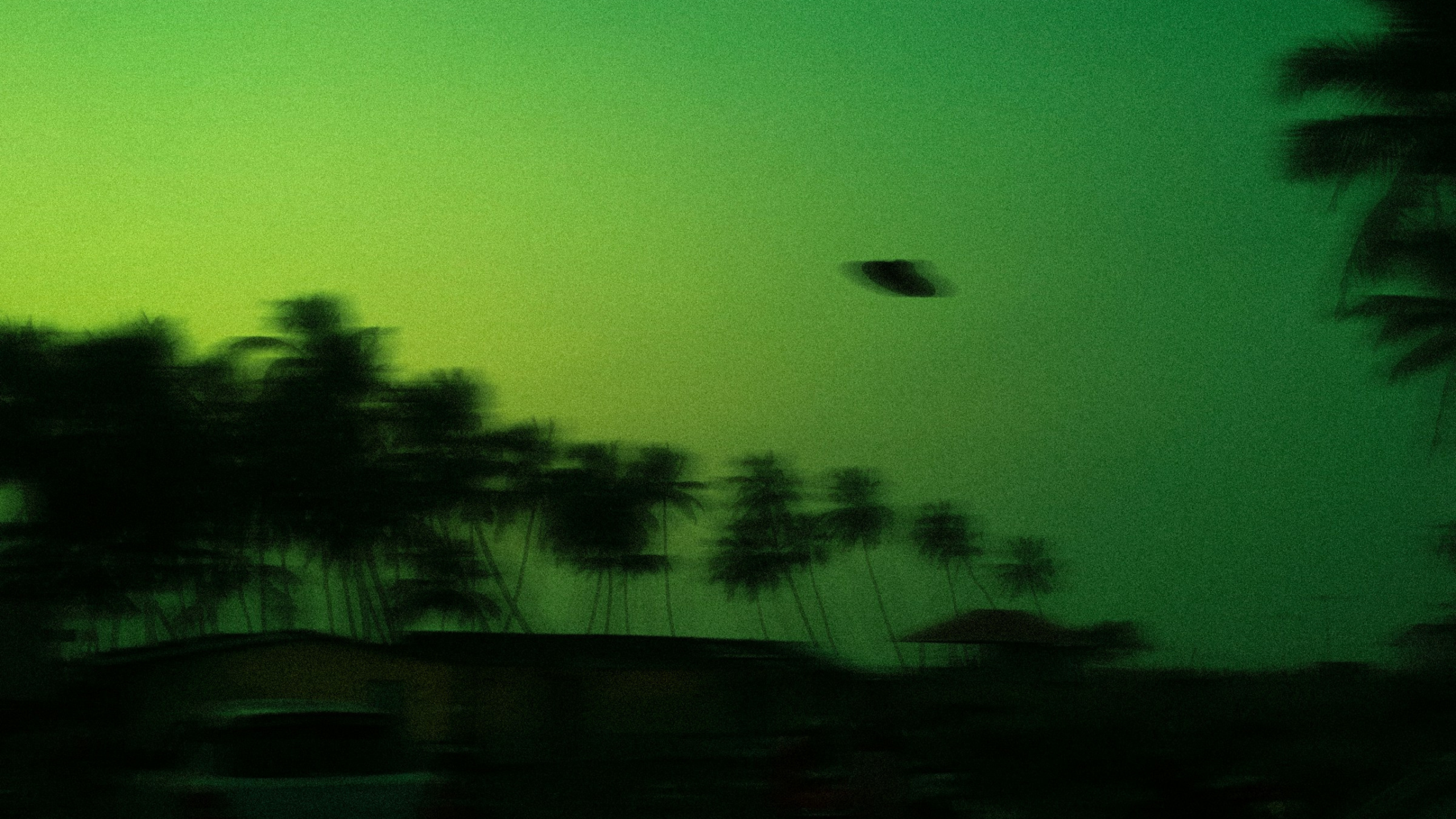 Alien Ship or Meteor? Giant Fireball Over Moscow Sparks Panic as Bright Green Object Lights Up Sky