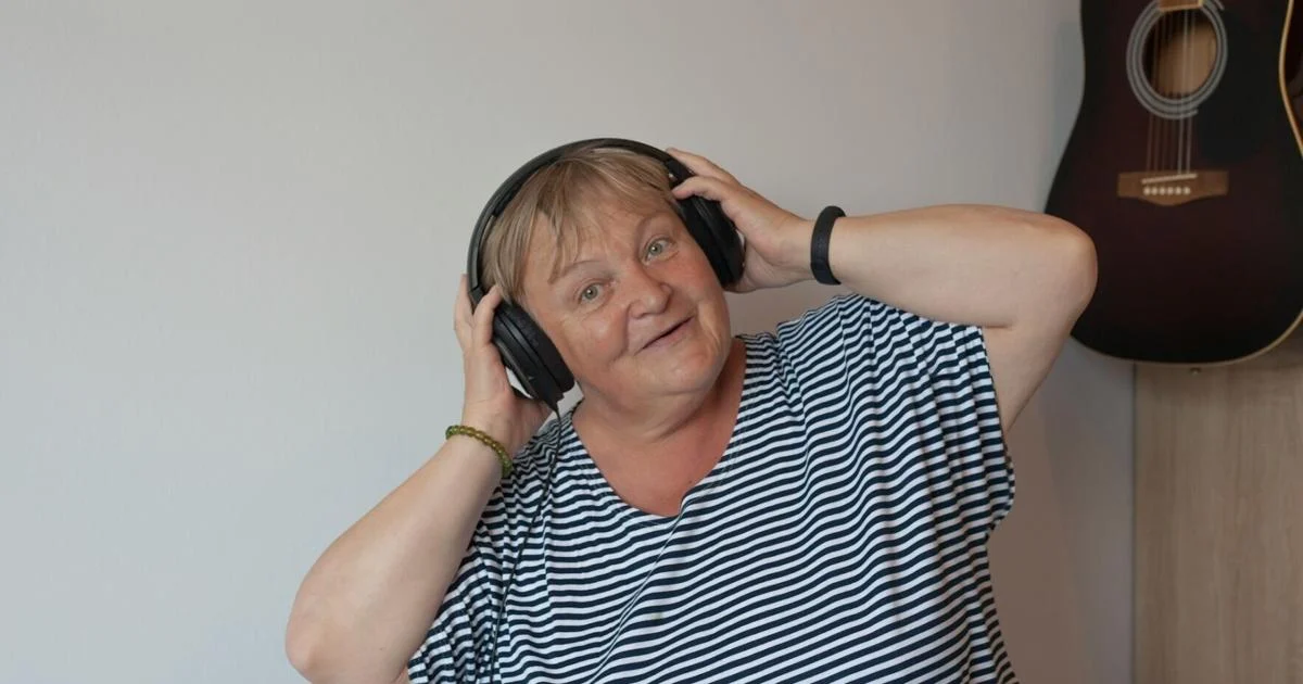 Study finds listening to music reduces dementia risk for elderly