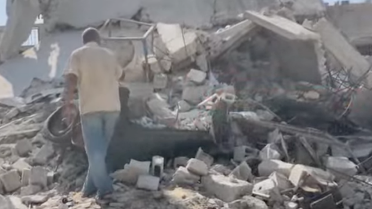 Gaza returnee places family tent over unexploded Israeli bomb