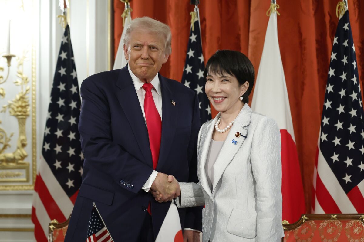 Trump, Takaichi Vow to Deepen Security Ties on Aircraft Carrier