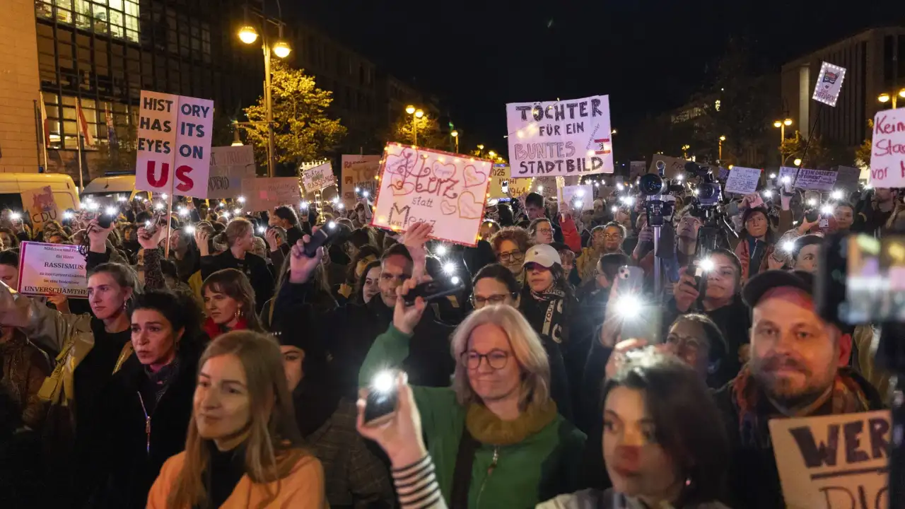 Does adopting far-right rhetoric help the political center?