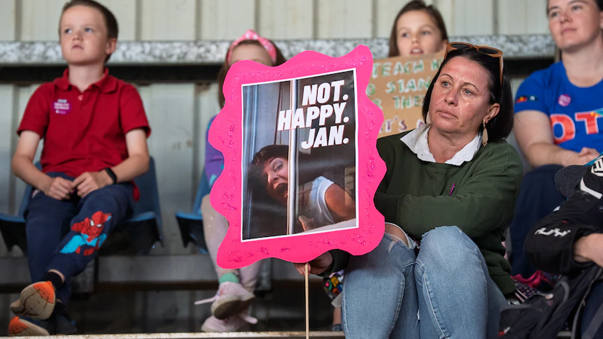 Queensland teachers offered minimum $100k per year under proposed pay deal