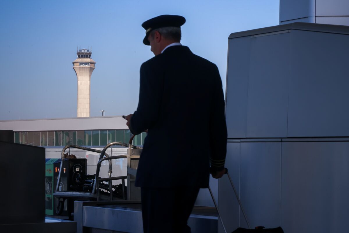 Duffy Warns of Worsening US Flight Delays as Paychecks Run Out