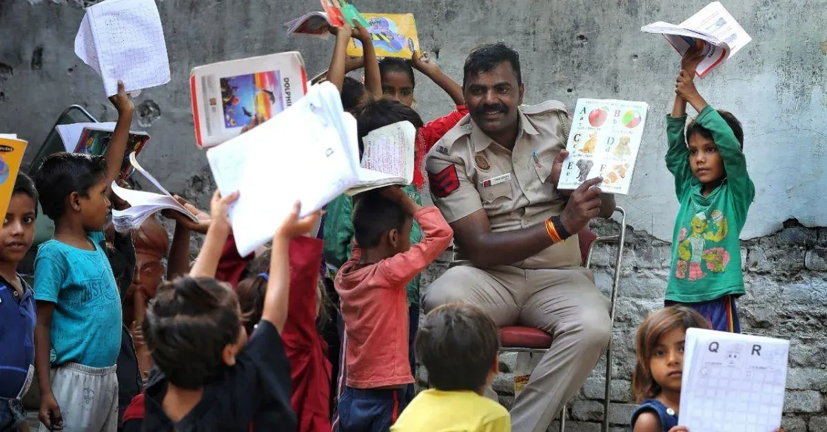 This Delhi Cop Teaches 100 Kids for Free in a Parking Lot Near the Red Fort