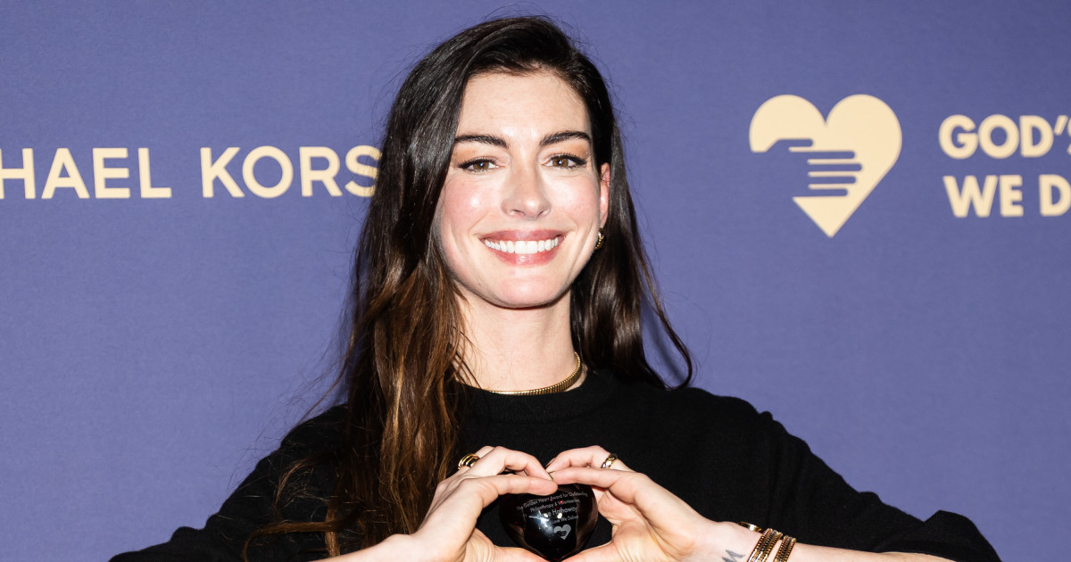 Anne Hathaway 'Arrested' at Sabrina Carpenter Concert
