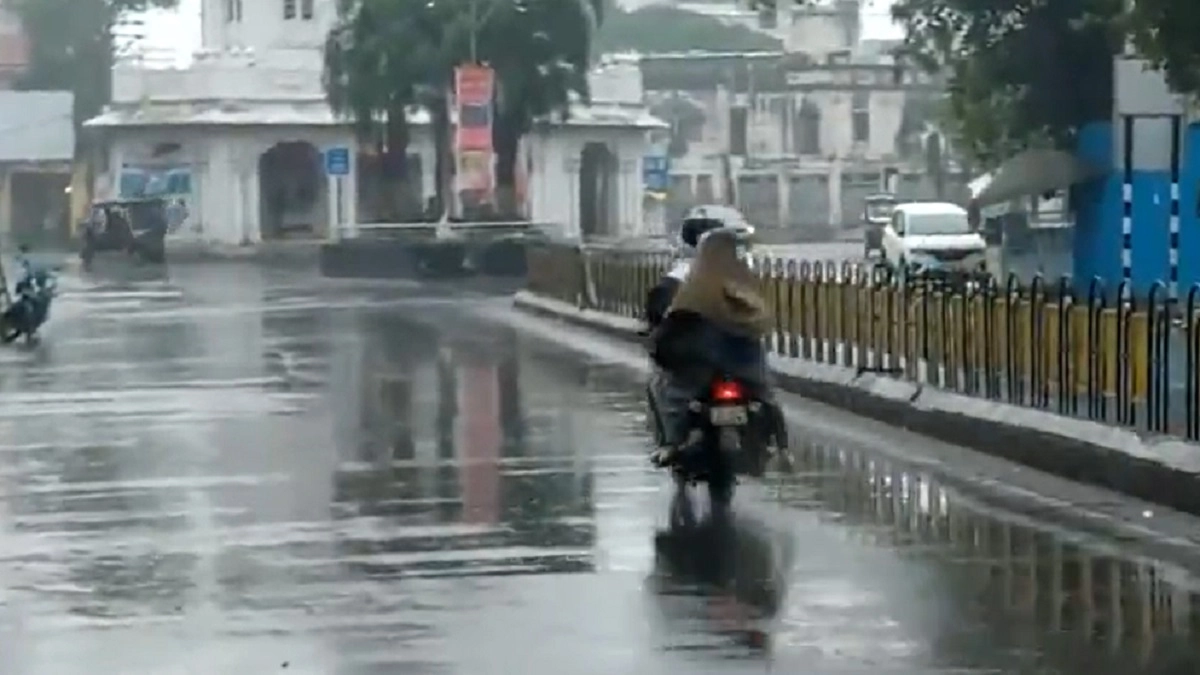 Cyclone Montha Update: Unseasonal Rain Lashes Madhya Pradesh, IMD Issues Alerts (Watch Videos)