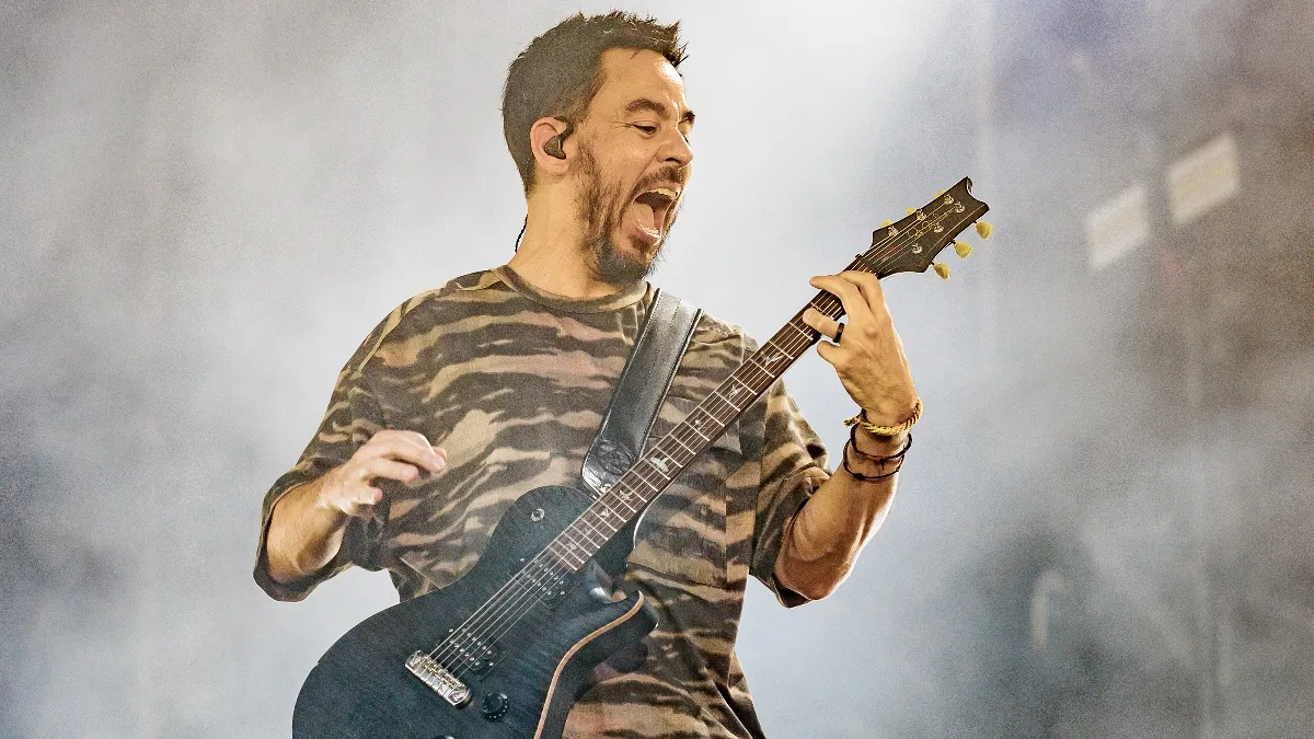 Poppy Assists Linkin Park With One of Their Biggest Hits During Colombian Show