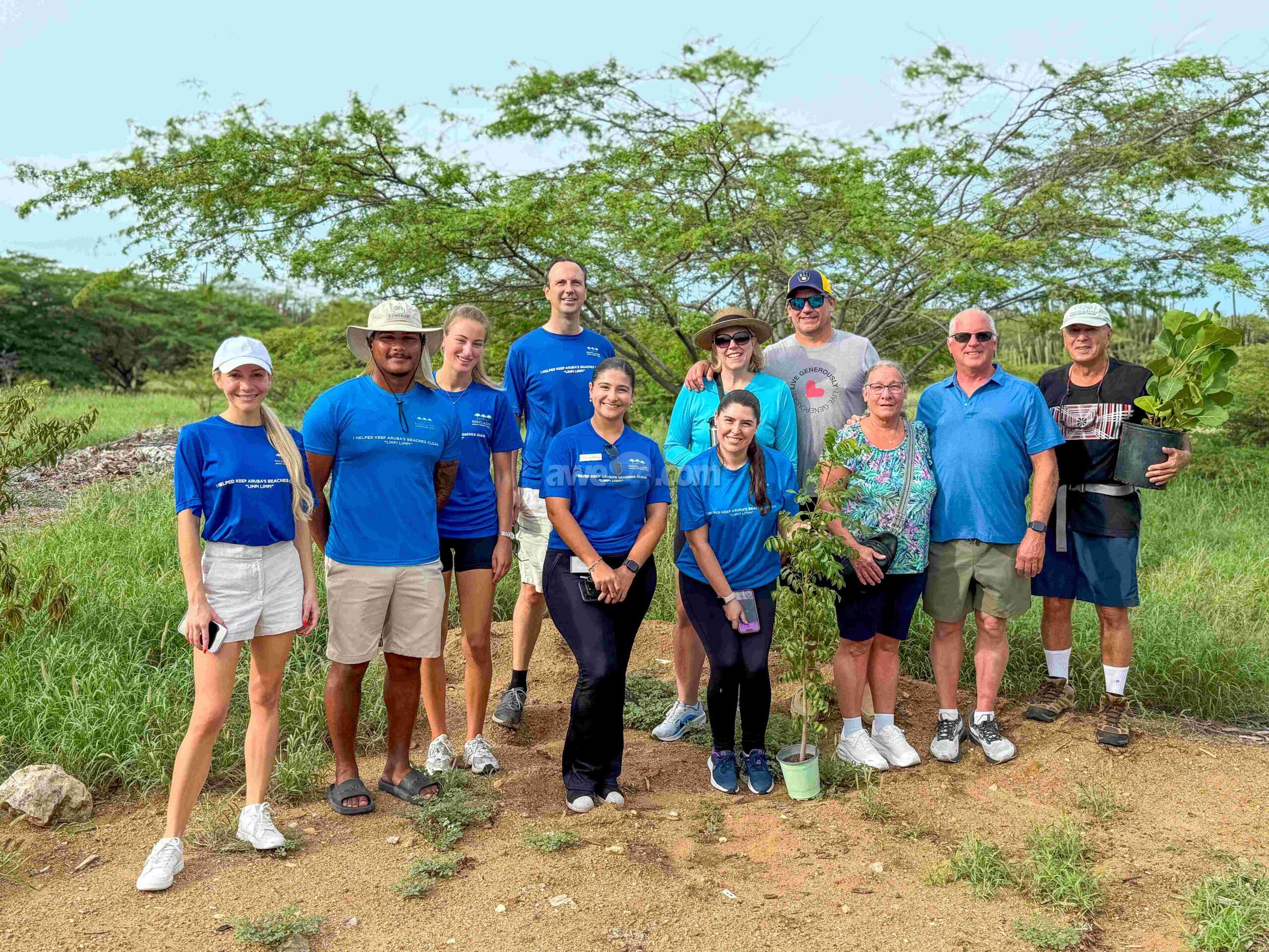 Speransa ta planta raiz: Huespednan di Bucuti & Tara ta uni man pa planta riba Dia Mundial di Accion Climatico  E resort mas sostenibel di Caribe ta celebra accion climatico mundial cu un experiencia cu ta fortalece su mision pa stimula un futuro mas rege