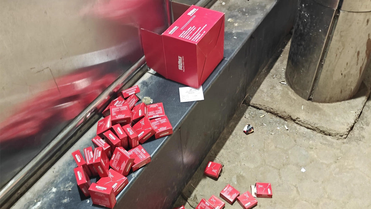 Condoms Found at Delhi Metro: Commuter Shocked To Spot Box Full of Condoms Behind Station Gate, Netizens React (See Pic)