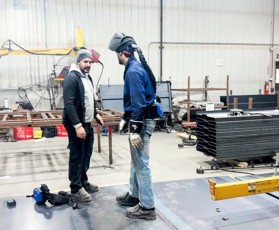 Travailleurs étrangers temporaires: 250 dirigeants d’entreprises et élus municipaux en colère