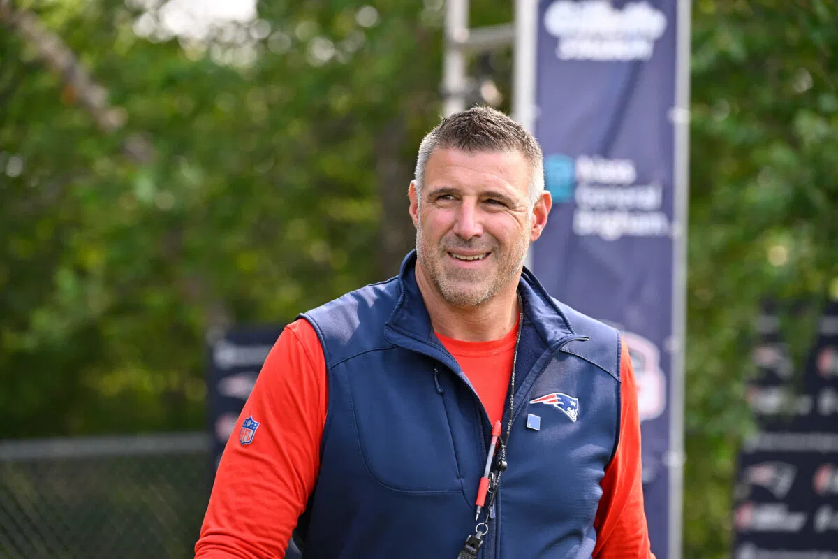 NFL Coach of the Year Odds & Picks: Mike Vrabel Leads, Todd Bowles Surging After Week 8