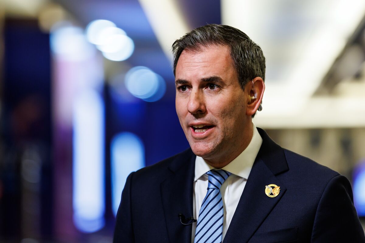 Australian Treasurer Sounds Investor Alert as Global Risks Mount