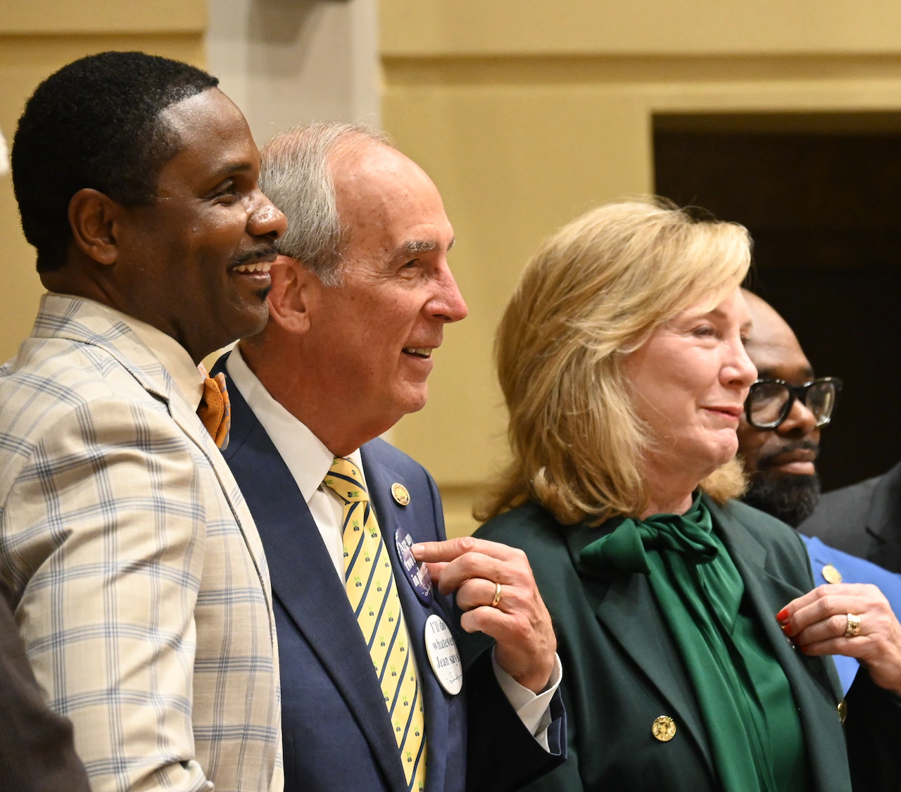 Mobile adopts slogan, iconic logo in mayor’s final meeting