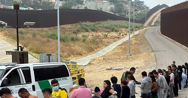 Western Union Reports Fewer U.S. Dollars Being Sent Home by Migrants