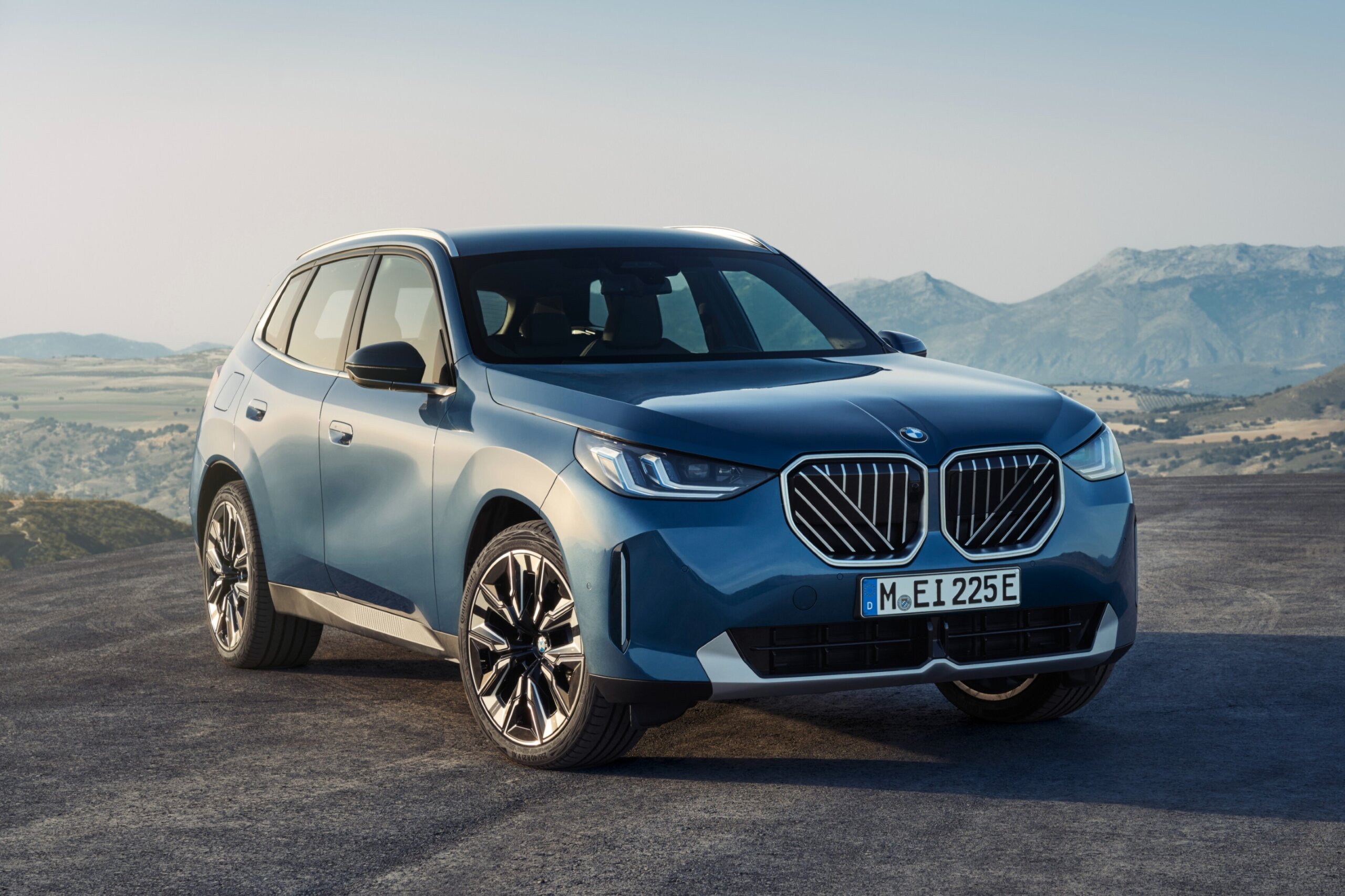 Edmunds compares the new BMW X3 and Mercedes