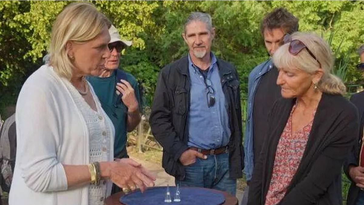 Antiques Roadshow guest floored as she learns whopping value of colour-changing ring she thought was a 'fake made of dirty glass'
