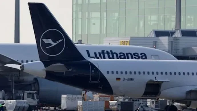 വിമാനത്തിനുള്ളിൽ വച്ച് രണ്ട് ആൺകുട്ടികളെ ഫോർക്കിന് കുത്തിപ്പരിക്കേൽപ്പിച്ച ഇന്ത്യൻ വിദ്യാർത്ഥി അറസ്റ്റിൽ ; അക്രമം നടന്നത് ലുഫ്താൻസ ഫ്ലൈറ്റിനുള്ളിൽ