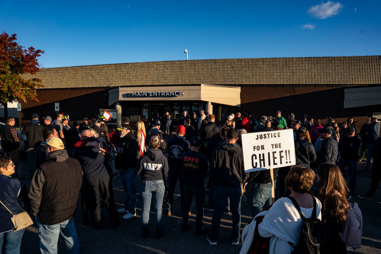 Community backs Grand Blanc Township fire chief on leave over staffing concerns
