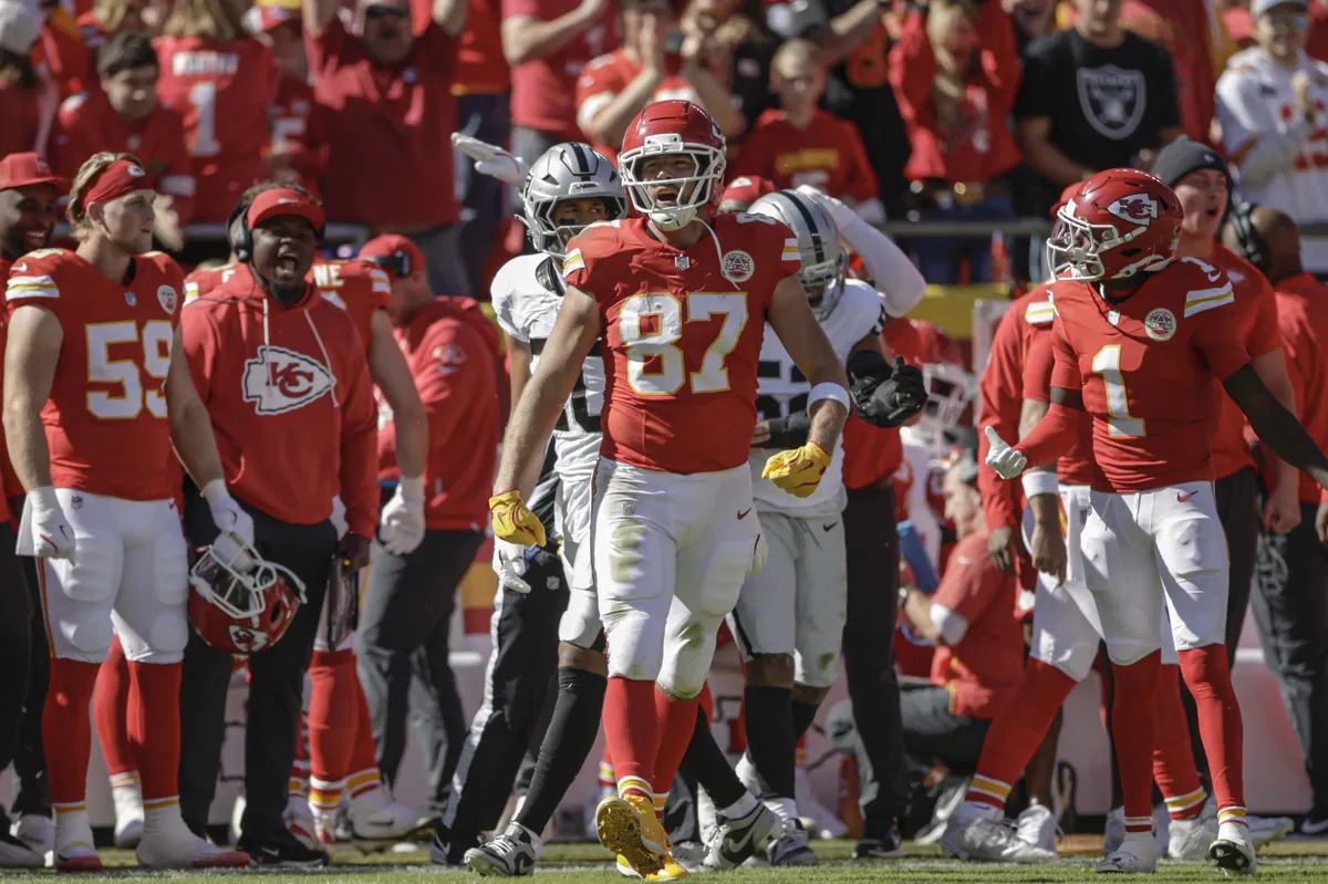Chiefs Legend Priest Holmes Has Classy Reaction to Travis Kelce Tying His 18-YO TD Record