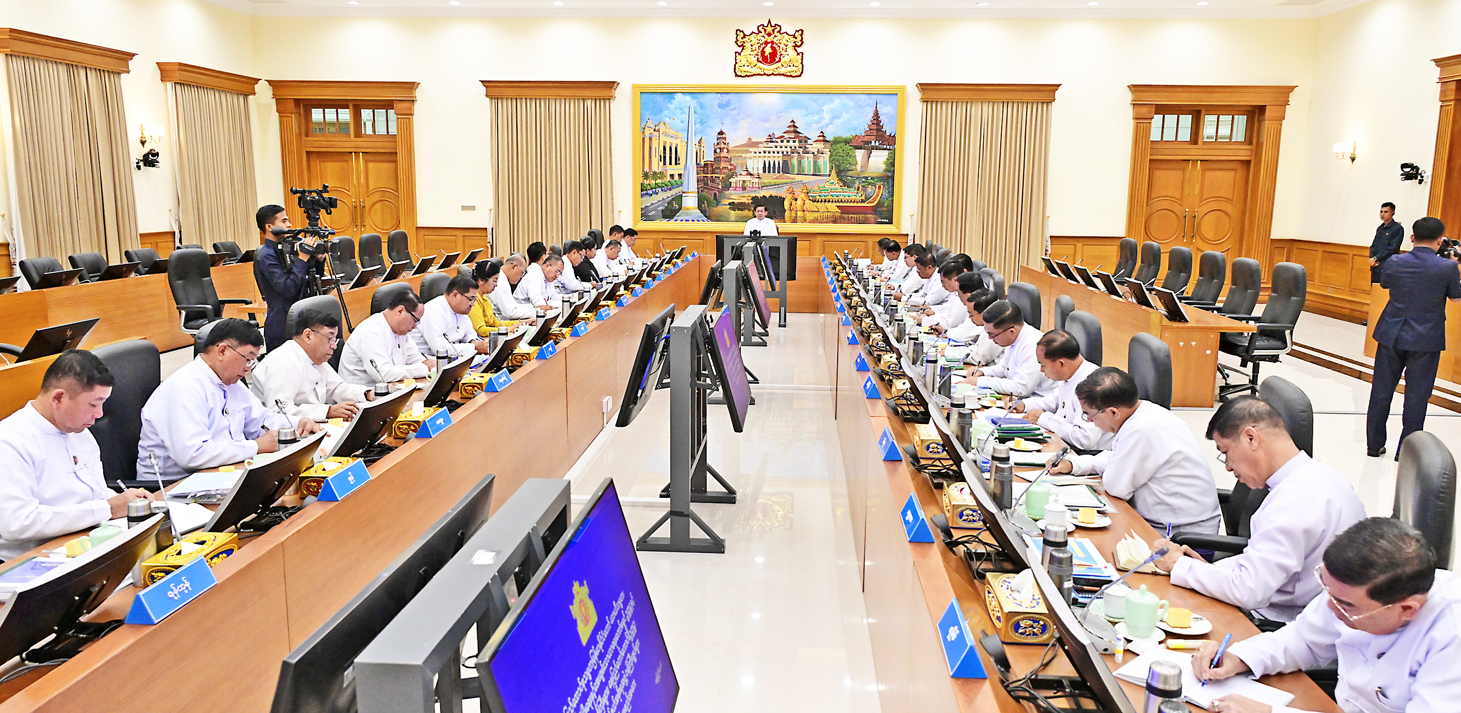 Acting President of the Republic of the Union of Myanmar, Chairman of theState Security and Peace Commission, Senior General Min Aung Hlaing holds a meeting with Union ministers, the Nay Pyi Taw Council Chairman, chief ministers of regions and states