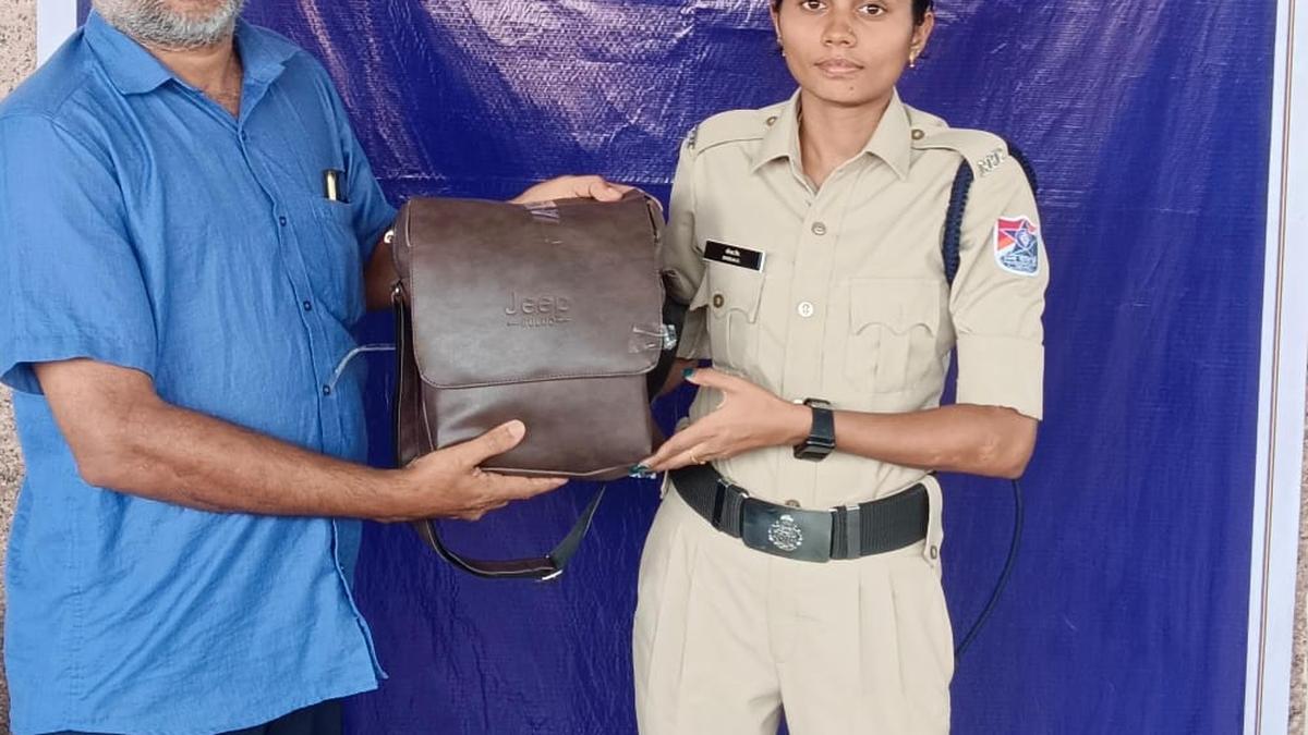 Mangaluru: RPF personnel returns left-behind luggage to passenger
