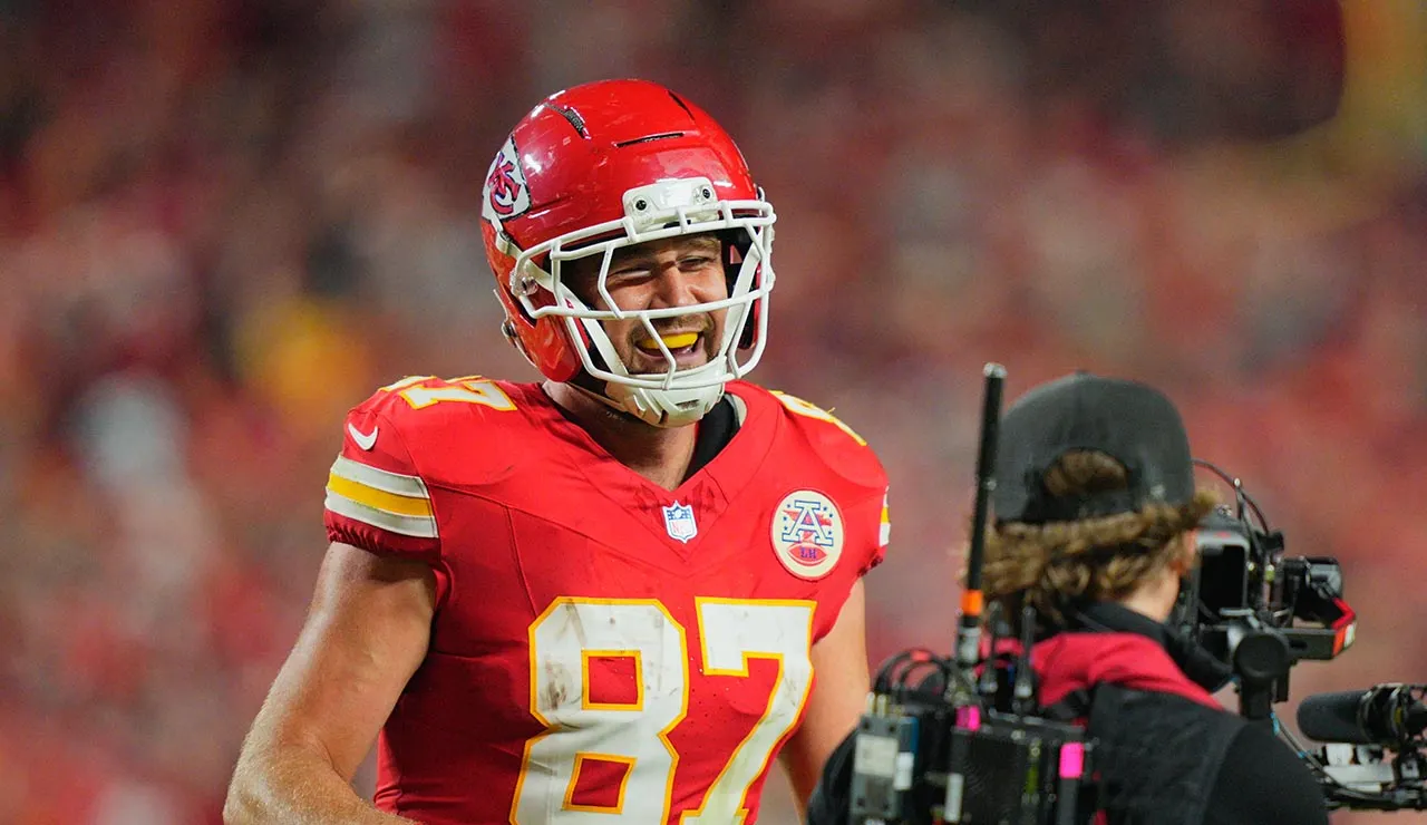 Travis Kelce honors Taylor Swift with touchdown dance after record score