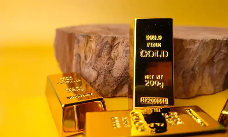 Gold falls as potential US-China trade deal dents safe-haven demand