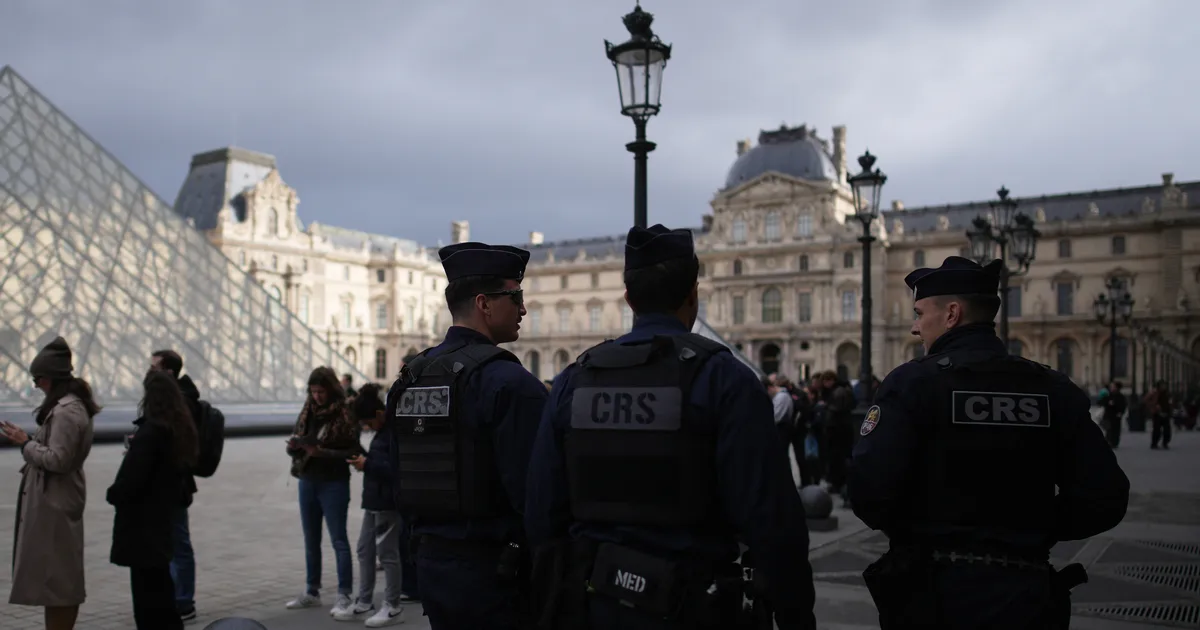 Paris Police Acknowledge Major Gaps In Louvre’s Defenses After Jewel Theft