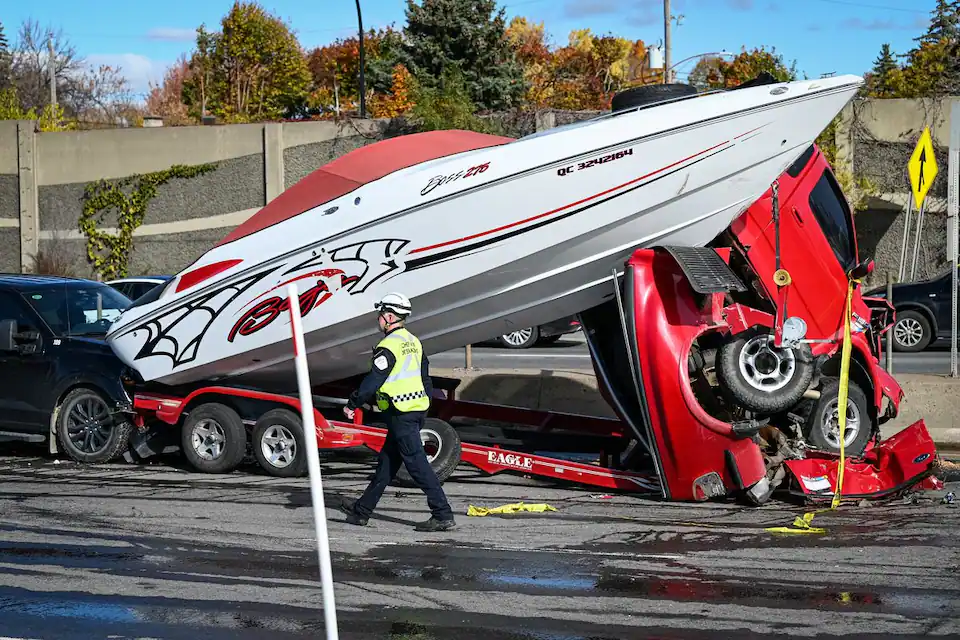 Accident impliquant deux poids lourds sur l’A-25: un camionneur sauvé de justesse