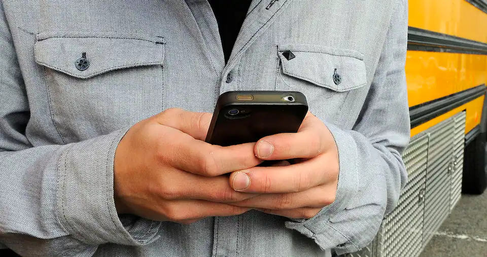 Un Canadien sur trois ciblé par des textos frauduleux, selon Equifax