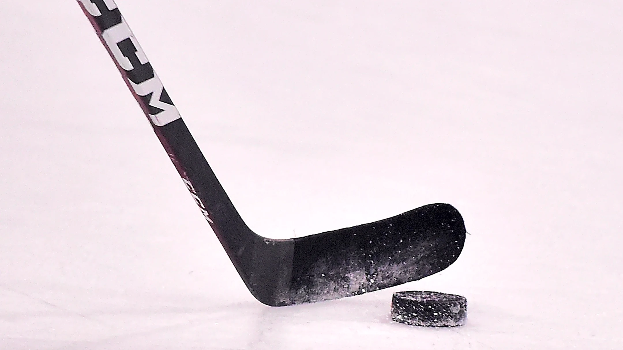 Avalanche sign Nielsen to two-year contract