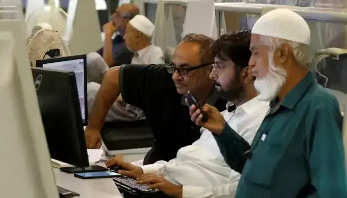 PSX sees choppy trading after early gains