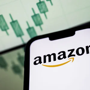 Amazon supprime 14 000 emplois dans le cadre d'un important effort en IA.