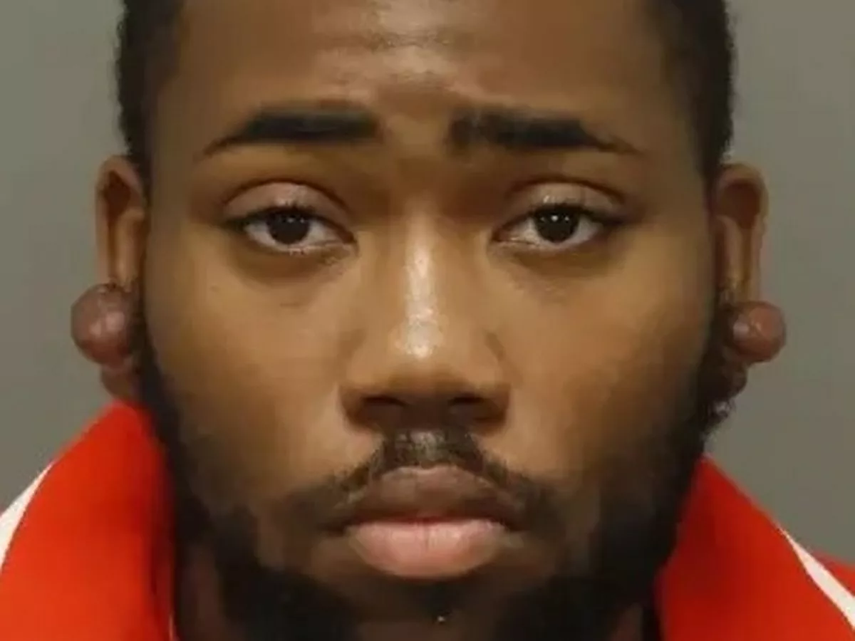 Sick patient 'squirts HIV-infected blood into the eyes of nurses' after ripping out IV